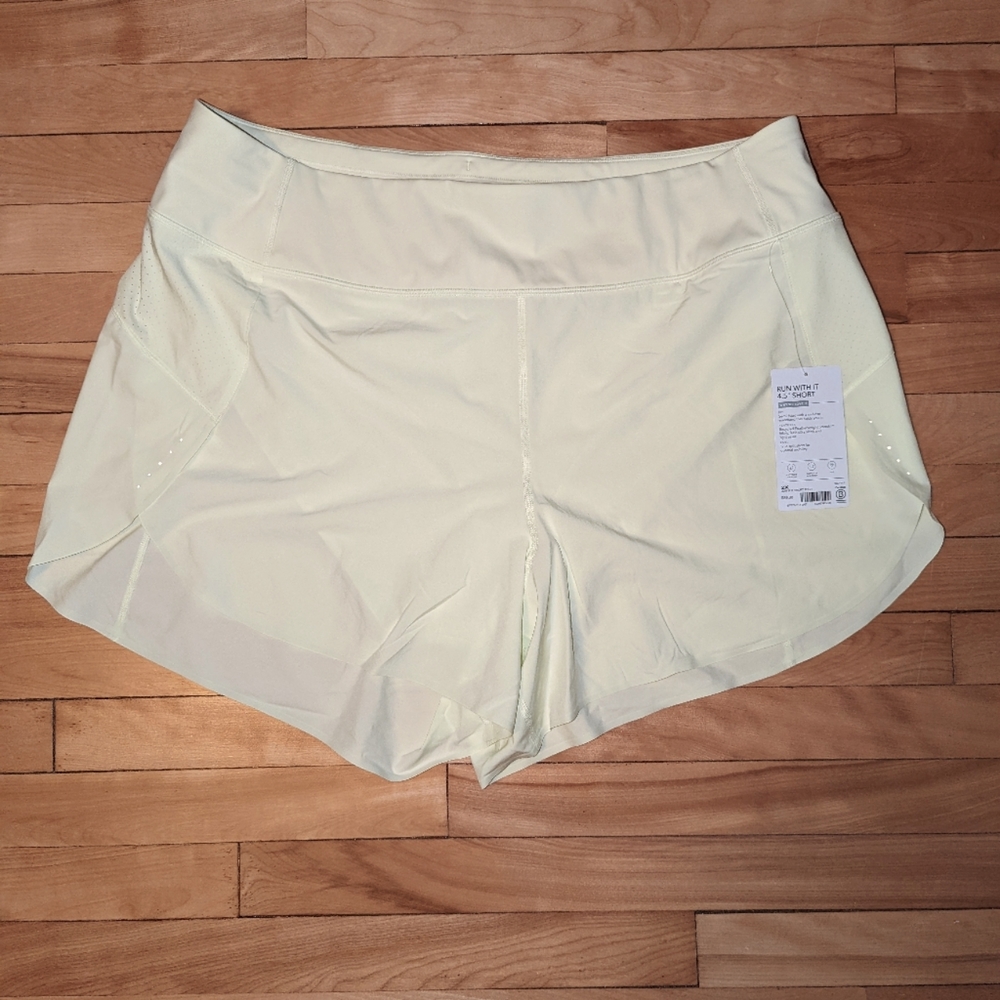 Athleta Run With It 4.5" Shorts NWT
